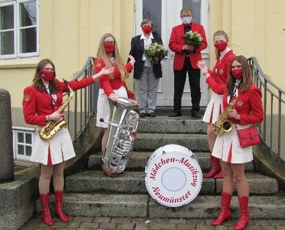 D:Eigene DokumenteVerein für Jugendmusik NeumünsterMädchen-Musikzug-NeumünsterAbschied von Frau Gullert und Herrn WolosBilderAltes Team 2.jpg